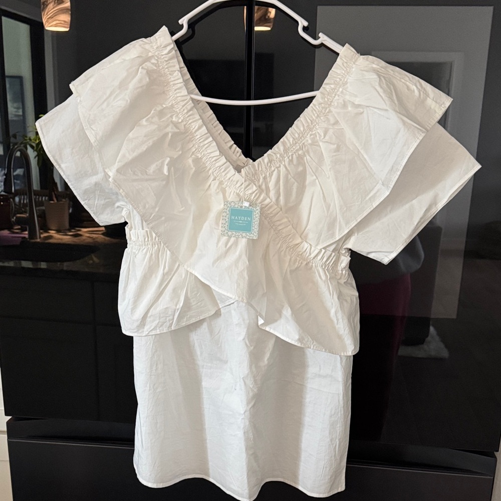 NWT🥰🥰Hayden White Ruffle Top